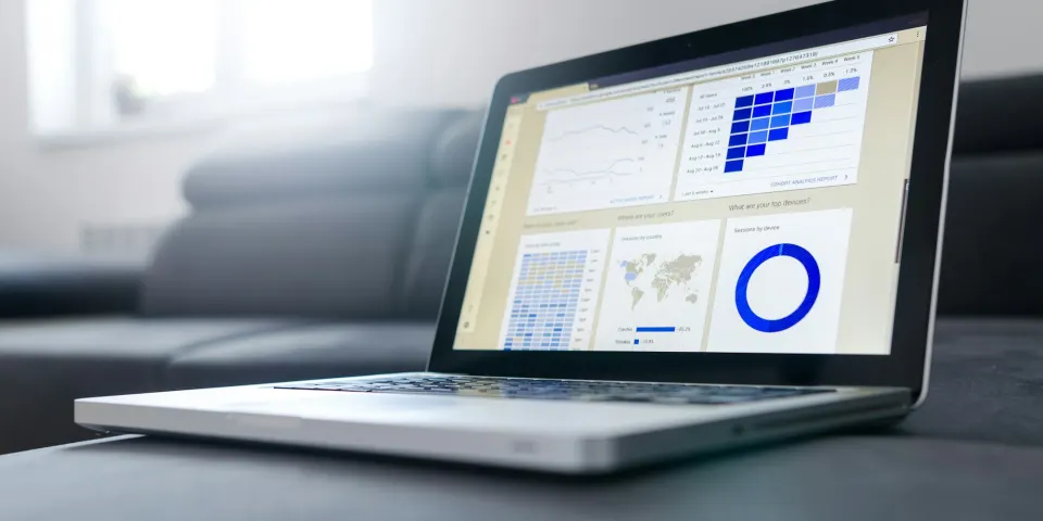 Computador portátil con paneles de gráficas y datos en la pantalla