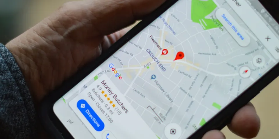 Mapa de ciudad en un celular con un pin de ubicación
