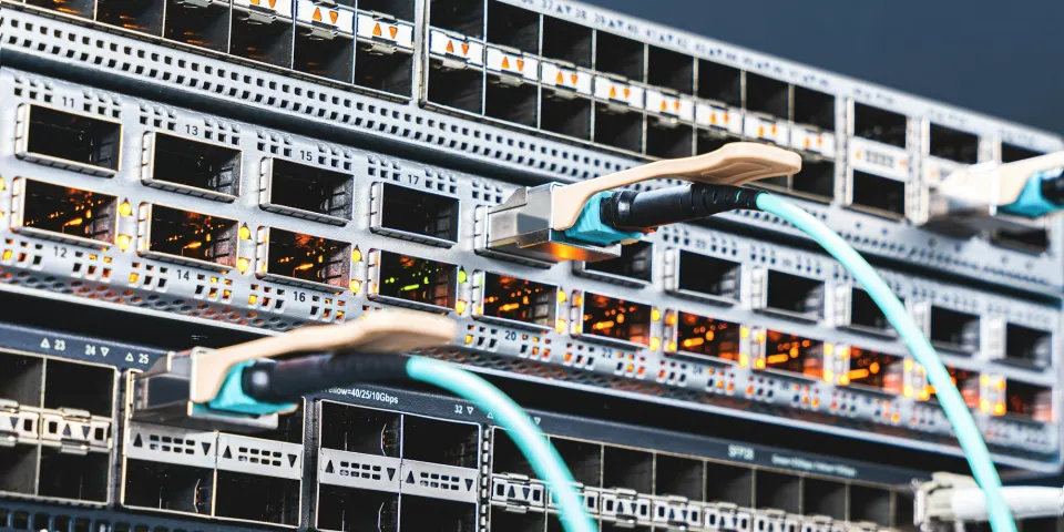 Primer plano de un equipo de red con cables conectados a sus puertos