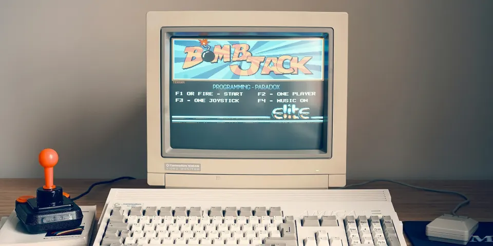 Computador antiguo con teclado y monitor de tubo sobre un escritorio