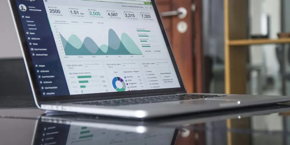 Computador portátil con un panel de estadísticas y gráficas en la pantalla
