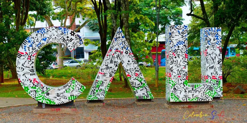 Letras gigantes de colores que forman la palabra Cali en un parque de la ciudad
