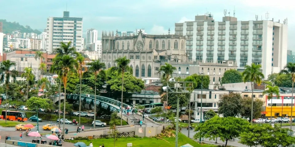 Paisaje urbano con edificios y árboles en una ciudad colombiana