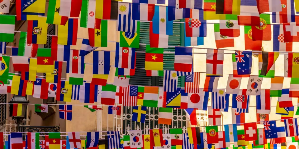 Pared cubierta de banderas de muchos países de colores