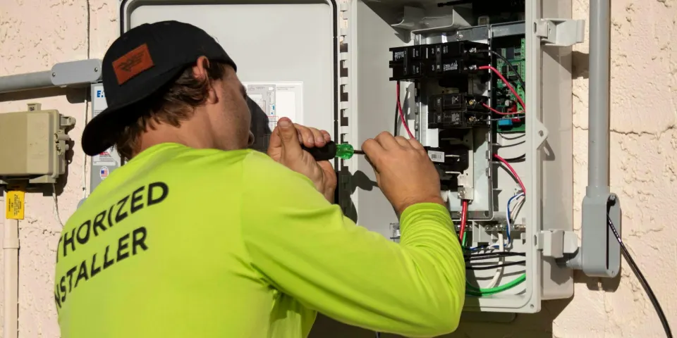 Técnico trabajando en un tablero eléctrico