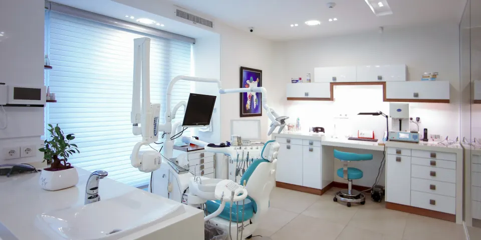 Consultorio odontológico moderno con sillas y equipos dentales