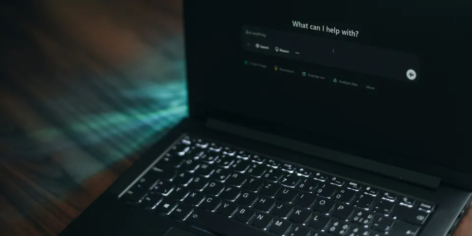 Computador portátil con un asistente de inteligencia artificial abierto en la pantalla