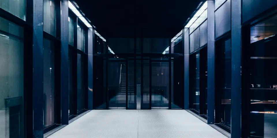 Pasillo de un centro de datos con filas de servidores iluminados