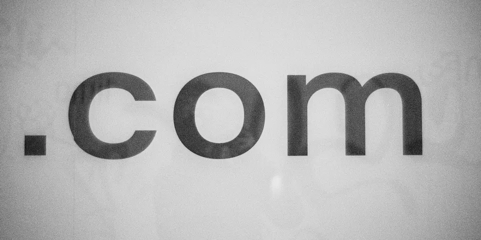 Letras grandes que forman la terminación .com