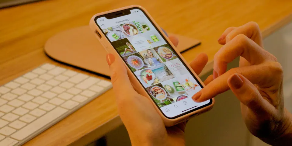 Paquetes listos para envío junto a un celular con una tienda abierta